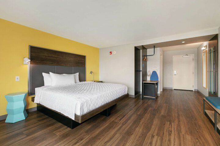 1 King Bed (5 of 13)