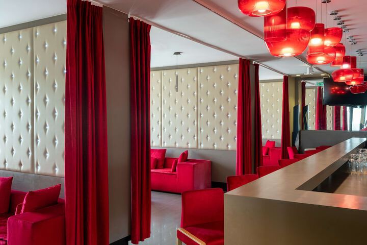 Lounge 87 of 138