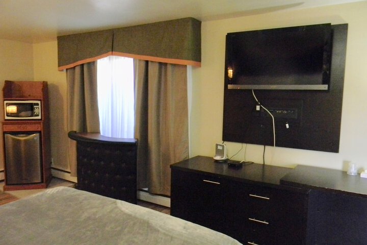 1 King Bed (10 of 14)