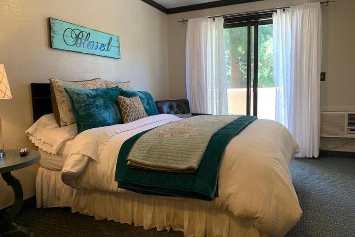 Deluxe Queen Bed (46 of 49)