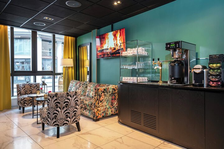 Entrance & Lobby