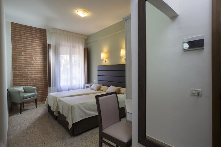 Room 11 of 38