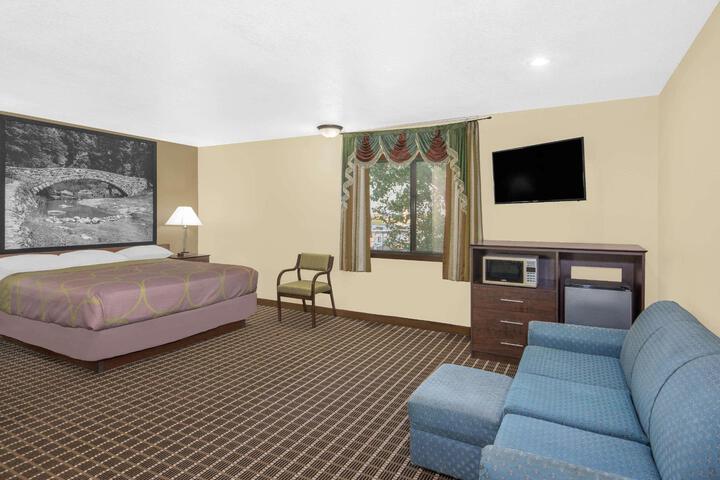 1 Queen Bed (2 of 9)