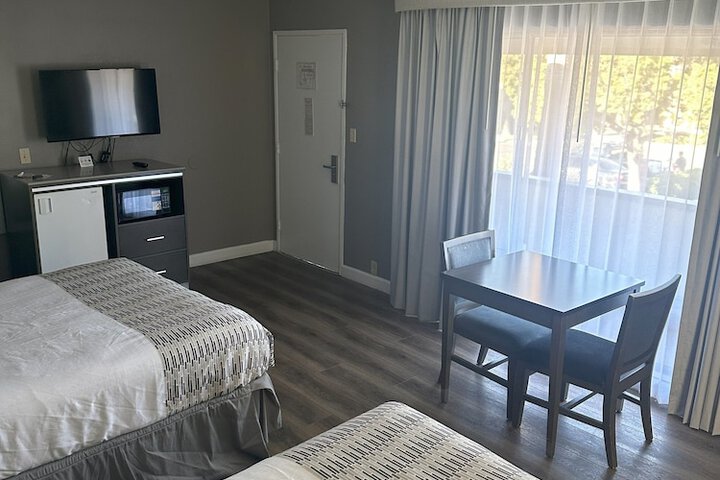 2 Queen Beds (7 of 7)