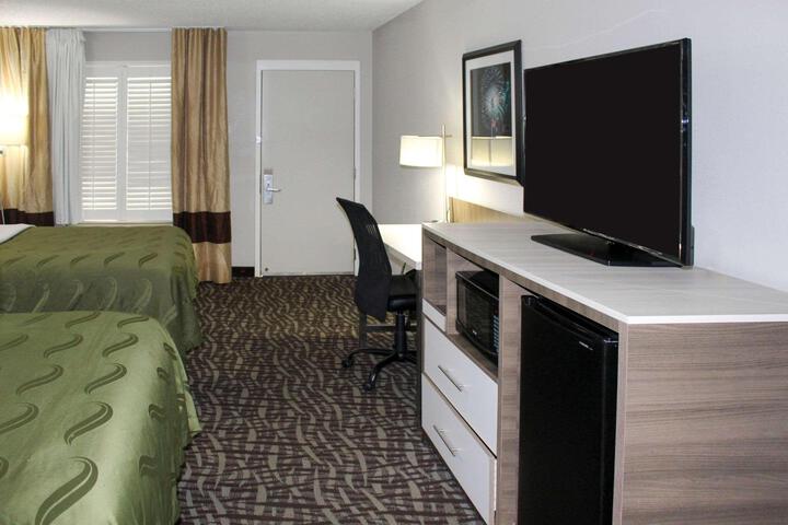 Queen Bed Accessible (8 of 13)