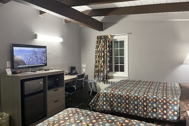 1 Queen Bed (31 of 56)