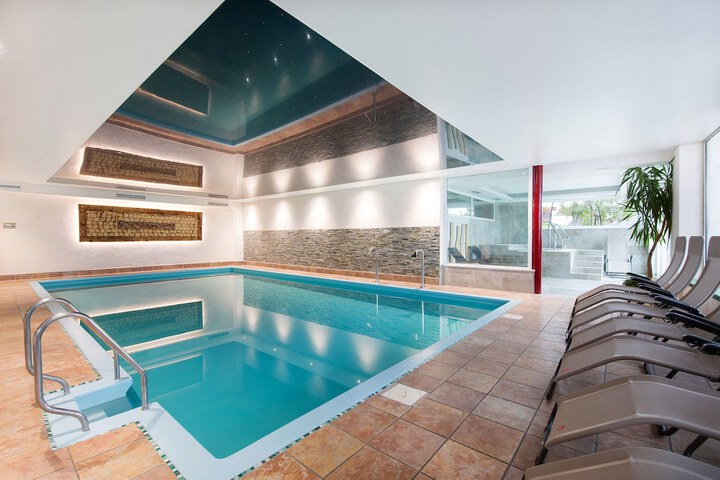 Pool Hotel
