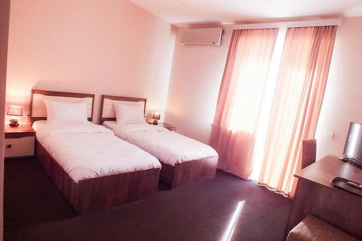 Room 7 of 16