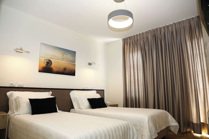 Room 12 of 21