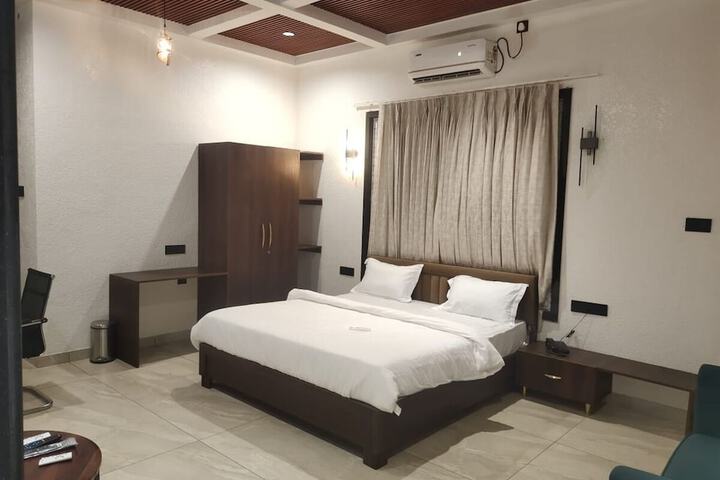 Room 3 of 8