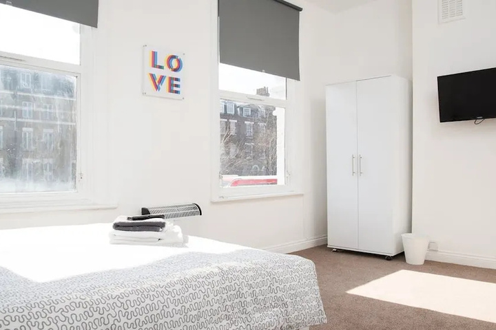 Room 4 of 7