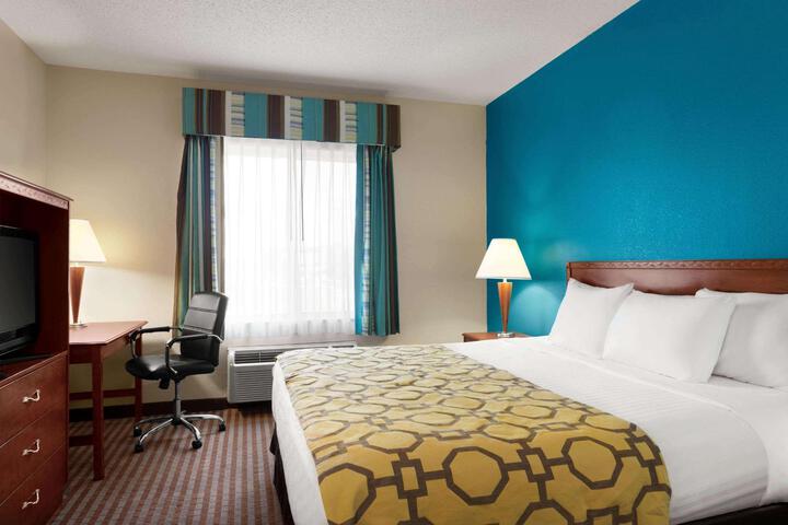 1 King Bed (6 of 9)
