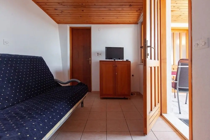 Room 6 of 15