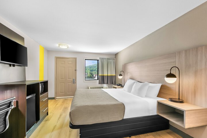 Room 8 of 62
