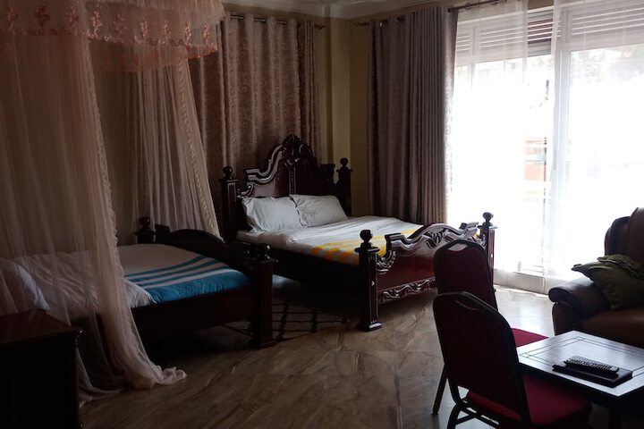 Room 10 of 14