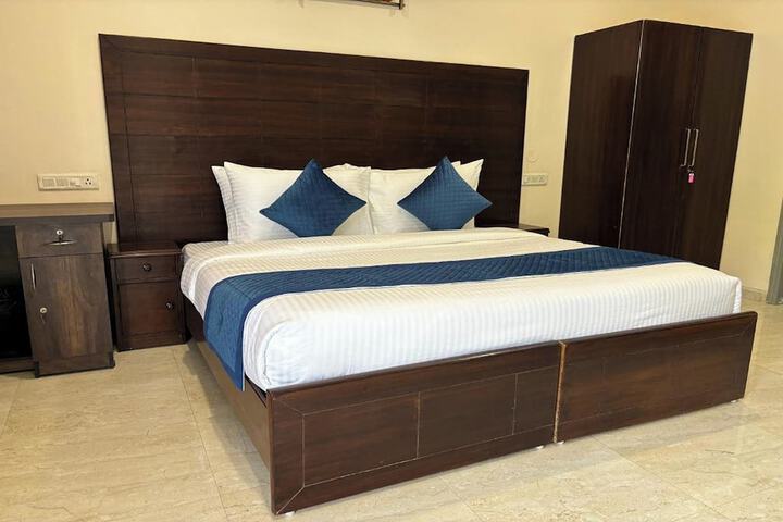 Room 3 of 38