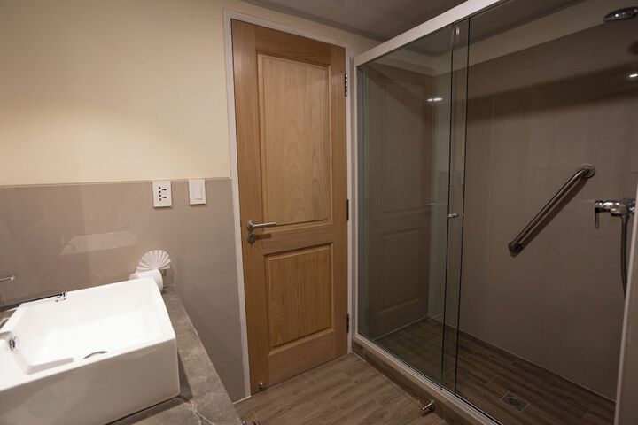 Room 10 of 28