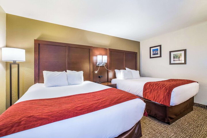 2 Queen Beds Accessible (13 of 20)