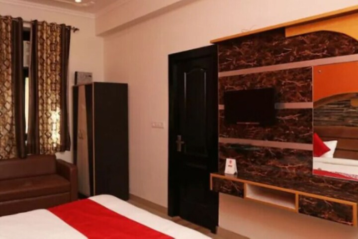Room 12 of 16