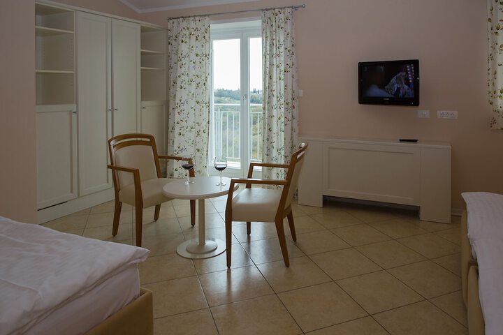 Room 10 of 30