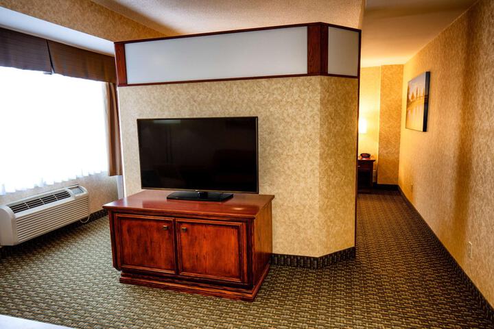 Suite 1 King Bed High Speed Internet, Microwave, Refridgerator Sofa Bed (3 of 23)