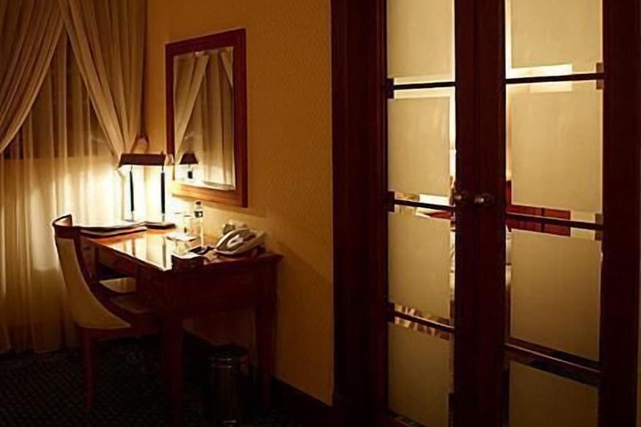 Room 12 of 38