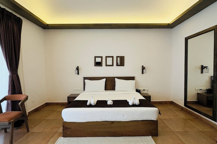 Room 4 of 8