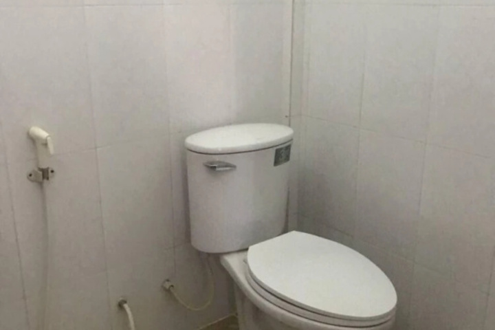 Room 6 of 8