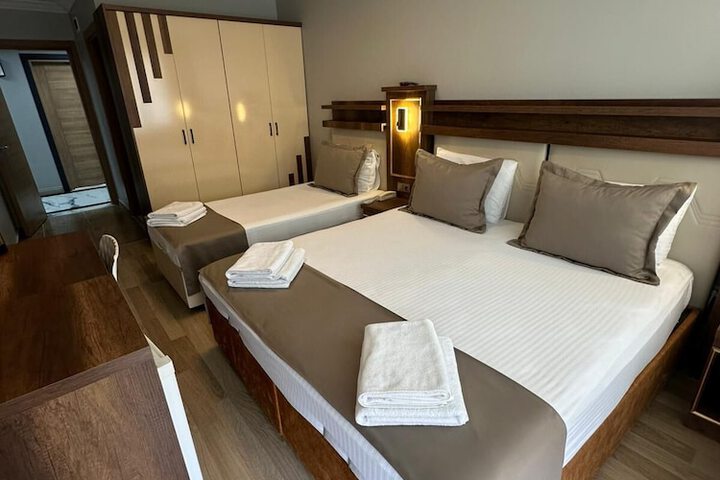 Room 3 of 28