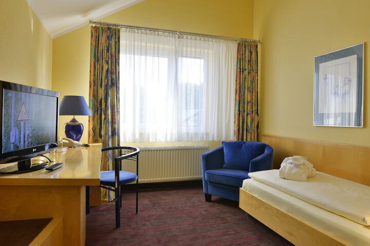 Room 8 of 99