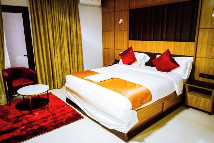Room 6 of 15