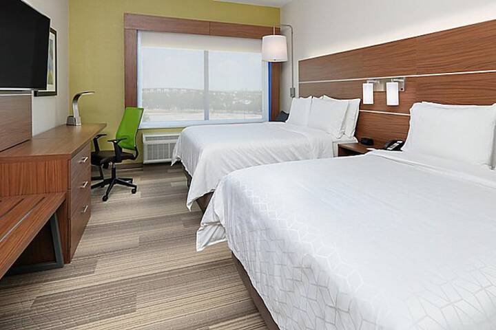 2 Queen Beds (8 of 12)