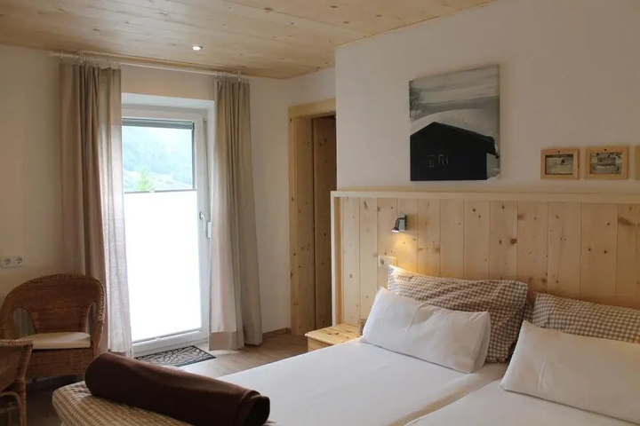 Room 4 of 15