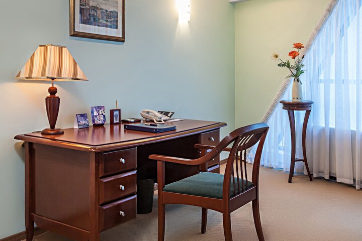 Room 10 of 48