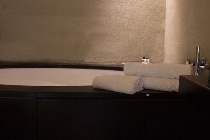 Jetted tub