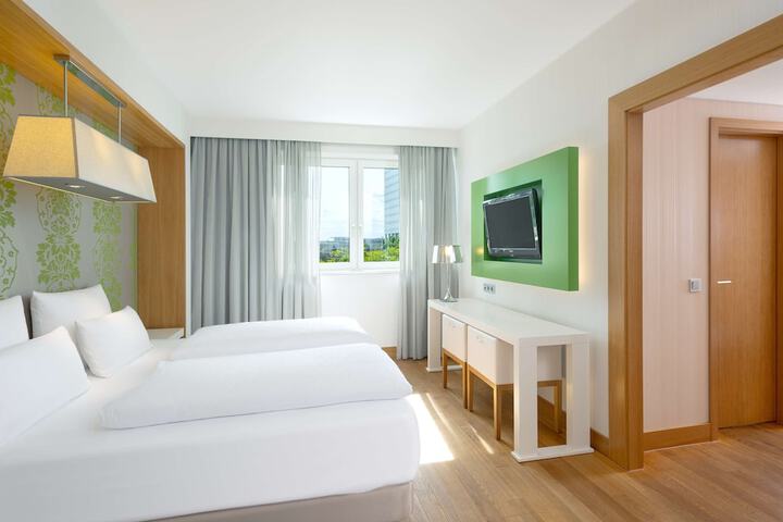 Room 9 of 33