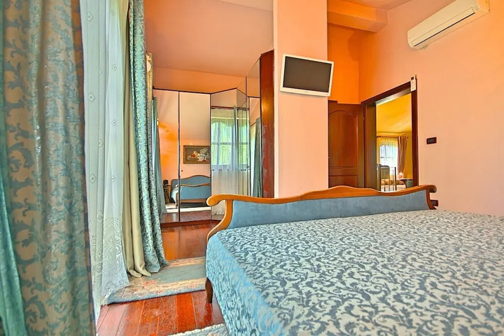 Room 4 of 19