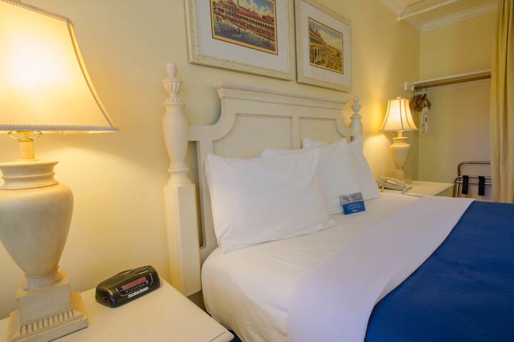 1 Queen Bed (3 of 11)
