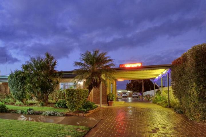 Oasis Motor Inn
