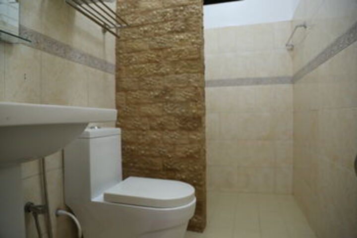 Room 4 of 33