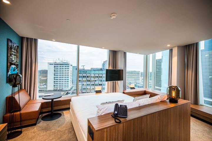 Room 40 of 77