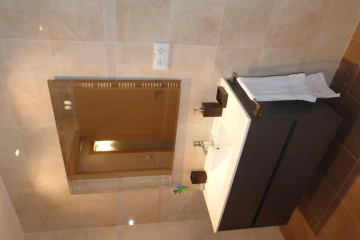 Room 10 of 20