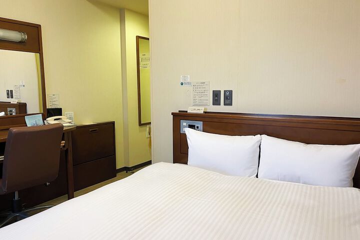 Room 7 of 16