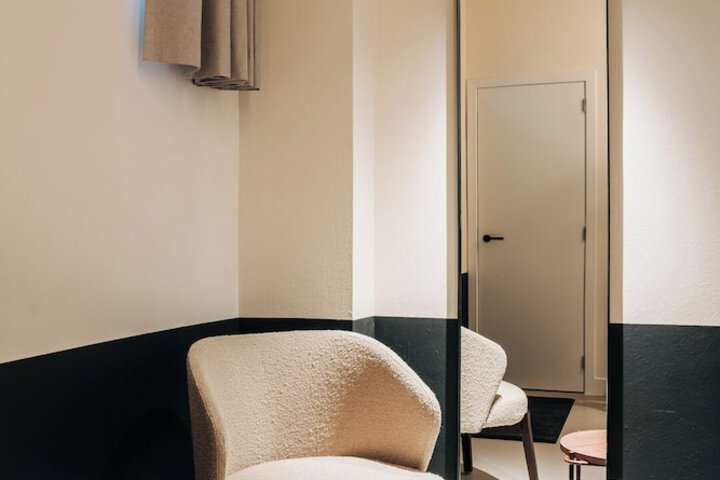 Room 9 of 48
