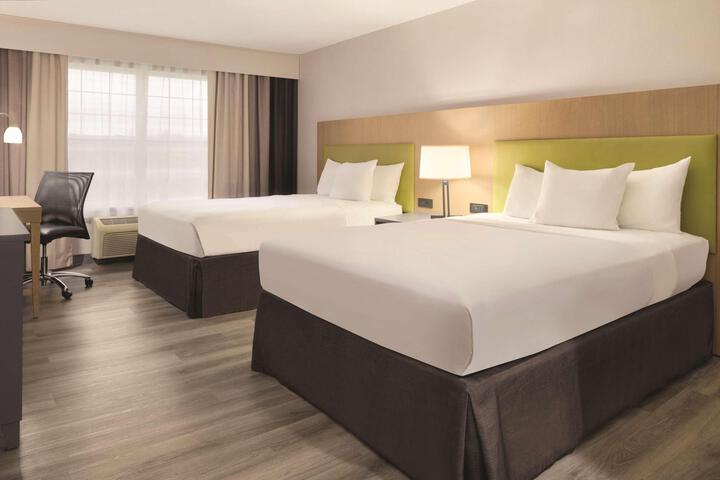 1 Queen Bed Accessible (1 of 18)