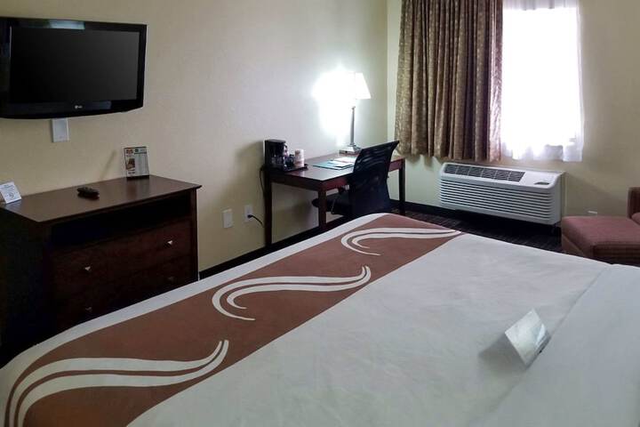 1 King Bed (2 of 20)
