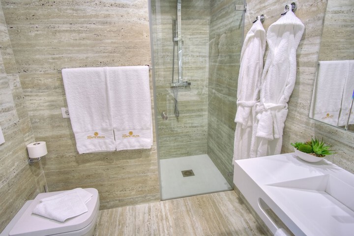 Room 15 of 33