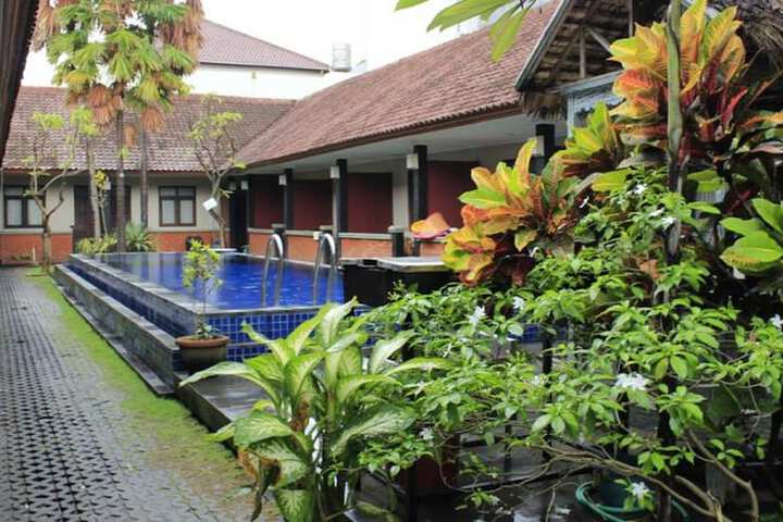 Hotel with Pool