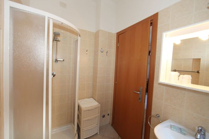 Room 16 of 39