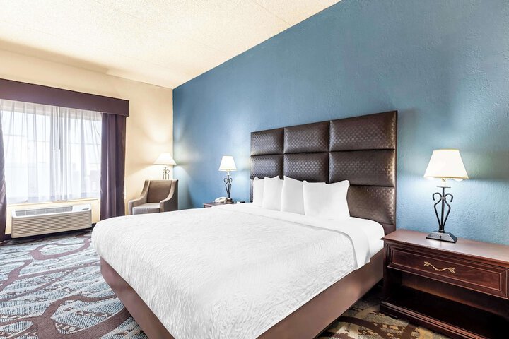 1 King Bed Pillowtop Bed 32 Inch LCD Television Microwave and Refrigerator Full Breakfast (14 of 14)